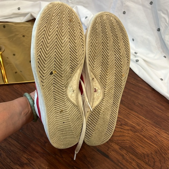 White high top Nike sneakers with hot pink swoosh - Picture 6 of 7